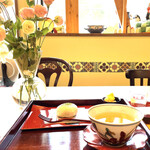 うつわカフェ 茶箪笥 - おやつセット(抹茶クリーム大福とお煎茶)。 窓からは緑道の桜並木が眺められます。