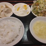 陳家私菜 - (2021年11月 訪問)ランチのライス、スープ、サラダ、デザート、水餃子はセルフで。