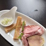 menya 787 - 古醤油十歳造地鶏出汁のトッピング