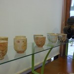 お茶元みはら胡蝶庵 - かわいい湯のみが並べられていました