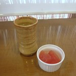 お茶とトマトをサービスしてもらいました