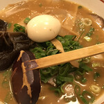 Houran - 濃厚な色の味噌スープ