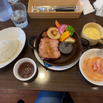 Marufujishouten - メインを中心に、前菜やスープが付いています。ライスかパンを選べます。