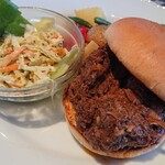 キャボットコーヴ ミュージアムテラス - プルドポークサンドイッチとコールスローサラダ、おくにちらっと見えるのが、ホームフライ(ジャガイモとピーマンなど)