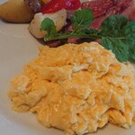 キャボットコーヴ ミュージアムテラス - 妻の注文したふわふわスクランブルエッグとホームフライ&ベーコン