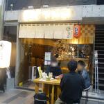 大衆酒場ナツメロ - この日はテラス席や店内は若者で賑わっていました