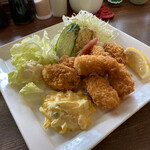 キャットベース - 牡蠣7個　黄色いタルタルはオリジナル。サラダもだレッシングも美味しかった