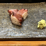 鮨 一條 - タコの刺し身。