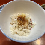 鮨 一條 - カツオの刺し身をつけて食べるタマネギダレ。一條の定番。