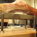 クレメンティア - カウンター前に置かれた生ハムの塊。