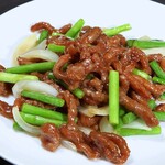 Stir-fried beef and garlic sprouts