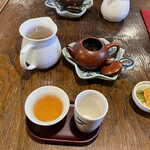 162558110 - 美しい色のお茶　お茶菓子でドライフルーツが提供　ぶどうとみかんでした。これが濃い甘さでお茶と合う！