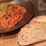 利き酒家 - トマトのパスタと自家製パン