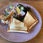 ロージーティーハウス - BLTEサンドと卵チーズのサンド