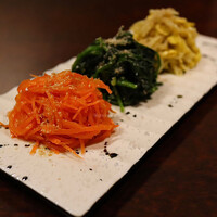 黒毛和牛焼肉 虎斑 北新地店 - ナムル盛り合わせ
