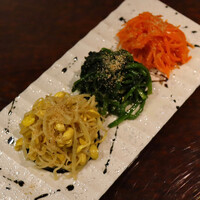 黒毛和牛焼肉 虎斑 北新地店 - ナムル盛り合わせ