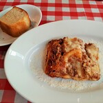 ラ・グラッツァ - 熱々でチーズたっぷりのラザニア、奥はイタリア産の小麦を使った絶品フォカッチャ