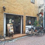 Waka - 喫茶店(*´艸｀*)のモーニングも気になって
      店内ぼんやり眺めたら…
      おじいさん達の憩いの場となってた模様(〃∇〃)☆
      この商店街の店頭や所々にいる「案山子」達は…
      なんでしょうか…？(^_^;)汗