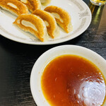 栄華楼 - 餃子６本入り、自家製のタレ