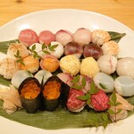 禅紫 - 手まり寿司(写真左上から右へ向かってマグロ、ブリ、海老、貝柱、タコ、鯖炙り、赤貝、玉子、鯛、ハギ、鯵、剣先イカ、イクラ、牛赤身)