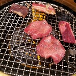 Yakiniku Ya Manyuutei - タン焼いてます♪けっこうしっかりしたタンです。