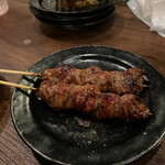 やきとり もつ焼 まるや - カシラ。割と濃厚な味わい