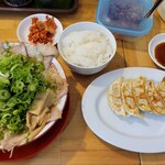くらお - 餃子定食で、ネギチャーシュー麺
