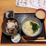 ひととき - 温かい麺と小丼セット
            （うどん、血合いの大和煮丼）