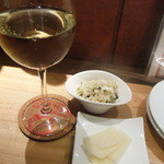 くにたち村酒場 - ハウスワイン（白）、お通し（ライスサラダ、チーズ）