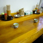 老稚園 - 店内の窓際近くのカウンター。