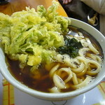 老稚園 - かけうどん　300円／子供。「かけ」なのにミニ天麩羅が付きます!!!