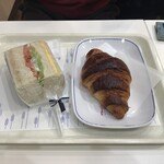 ヴィ・ド・フランス - モーニングのサンドイッチとクロワッサン