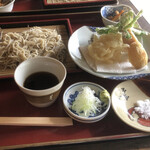 Ueda - もりそば、野菜天ぷら。お皿の欠けもお膳も愛おしい。