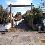 松樹  - 車で入っていいのか戸惑う門