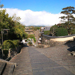 松樹  - 門の近くの坂の風景