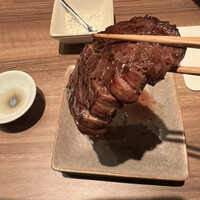 焼肉うしごろ 銀座店 - 厚切り牛タン。一口でいっちゃいました。