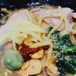 家系ラーメン王道 いしい - ガーリックチップ、いしいブレンド唐辛子、おろしニンニク、きざみ生姜、ゴマ