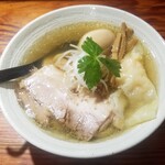 純手打ち 麺と未来 - 特製塩ラーメン　1,000円　特製はチャーシュー、味玉、海老わんたん、メンマ、ネギなど。