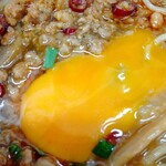 麺屋 にぼすけ - 卵黄を崩して…