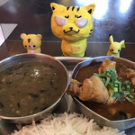 Asian kitchen cafe 百福 - 左：ダルカレー　右：チキンカレー