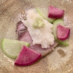 魚菜料理 縄屋 - ハガツオのこなれ鮓〜赤大根・青大根