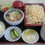 須田うどん - モツ煮とうどんのセット