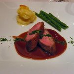 メゾン ポール・ボキューズ - 鴨胸肉のロースト ジャガイモのドフィネ風　香り高い赤ワインソース