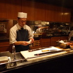 浪速割烹 㐂川 - 鰻と穴子はプラスチックのまな板に目釘を刺します