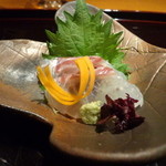 浪速割烹 㐂川 - 鯛のお造りは木の芽と浜納豆がはさんでありました