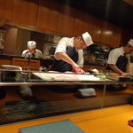 浪速割烹 㐂川 - 昼のカウンターは魚をさばくところが見られて楽しいです