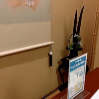 人形町今半 本店 - 個室の中の飾り物です。