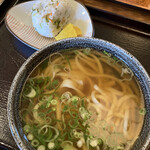 めん市場 - かけうどん(並)280円 雑魚結び90円