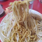 ボディブロー - ラーメン小の太麺750円(税込)[しょうが普通・アブラ普通・ヤサイ中]。
            乳化していて美味しいけど、いつもより水っぽく感じました。
            もやしの水切りが甘かったのか？ラーメン小なのも影響しているかも。