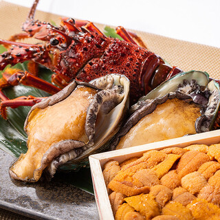 目の前で仕立て上げられる鉄板料理の数々を五感で体感